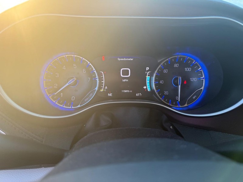 Chrysler Pacifica Vehicle Full-screen Gallery Image 16