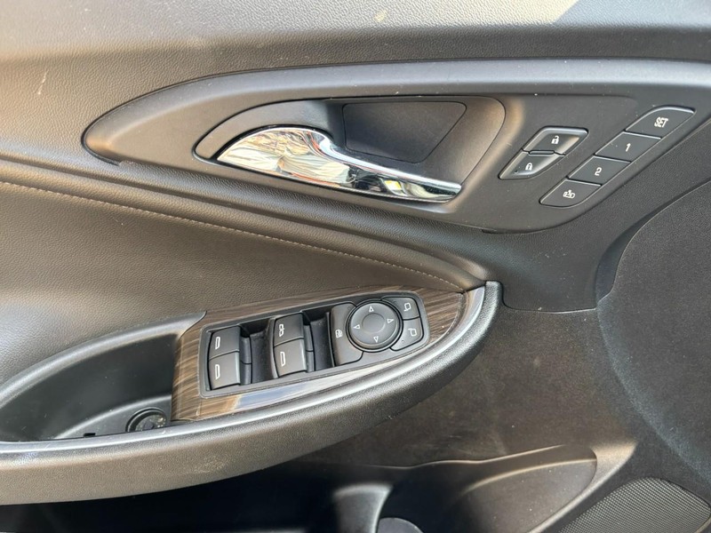 Chevrolet Malibu Vehicle Full-screen Gallery Image 14