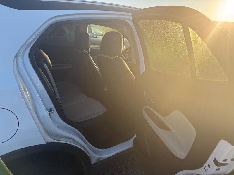 Buick Encore Vehicle Full-screen Gallery Image 06