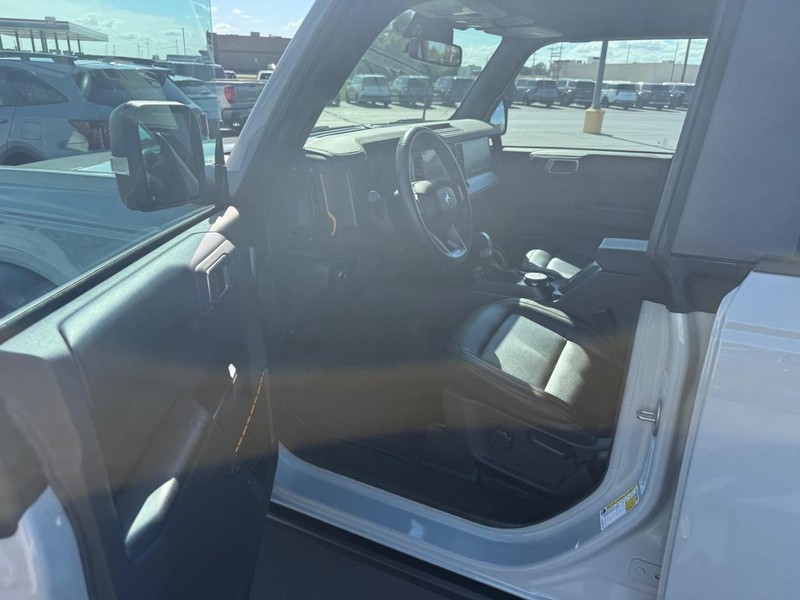 Ford Bronco Vehicle Full-screen Gallery Image 03