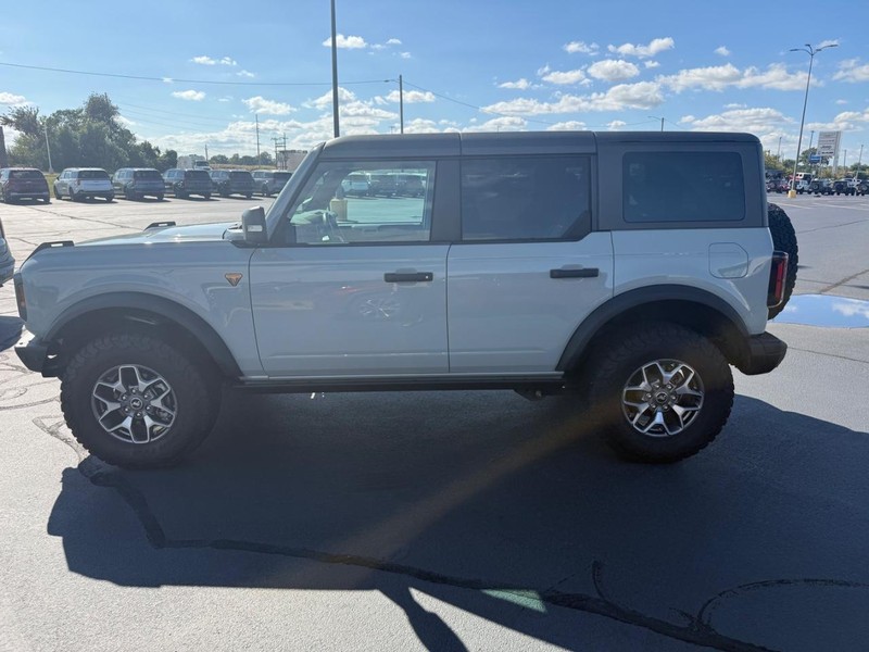 Ford Bronco Vehicle Full-screen Gallery Image 04