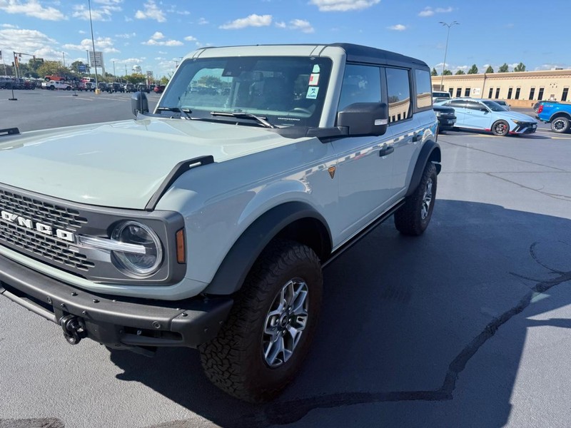 Ford Bronco Vehicle Full-screen Gallery Image 05