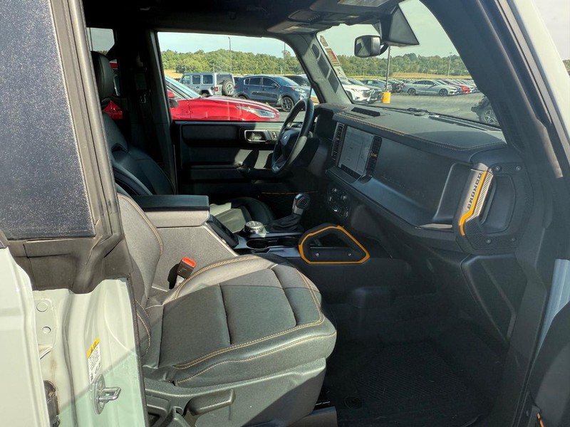 Ford Bronco Vehicle Full-screen Gallery Image 09