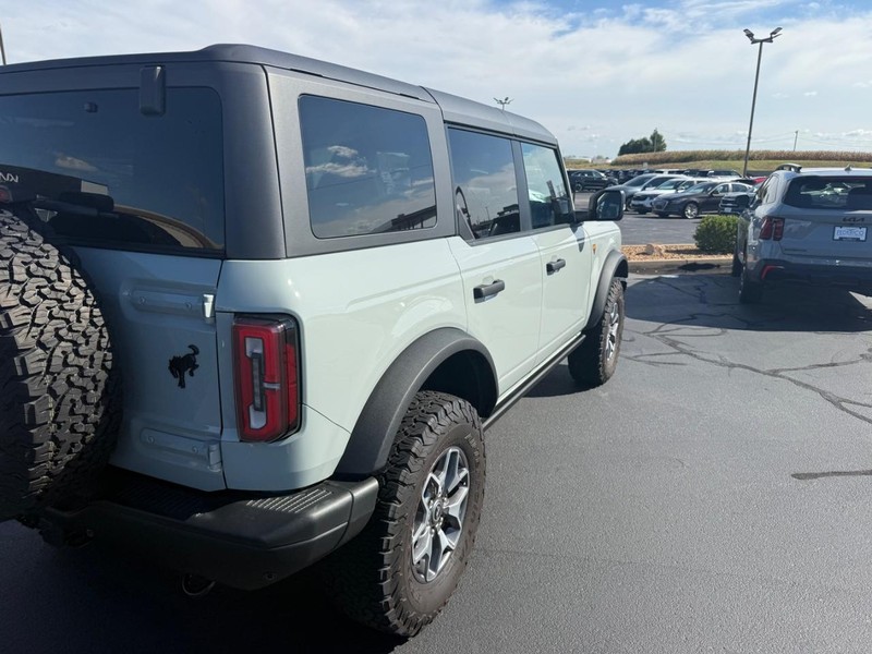 Ford Bronco Vehicle Full-screen Gallery Image 11