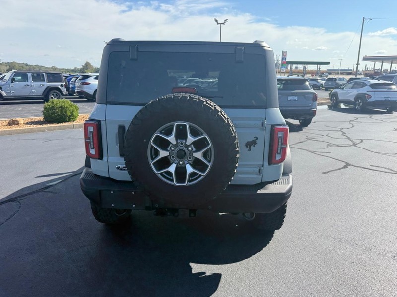 Ford Bronco Vehicle Full-screen Gallery Image 12