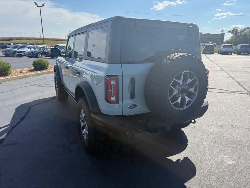 Ford Bronco Vehicle Full-screen Gallery Image 13