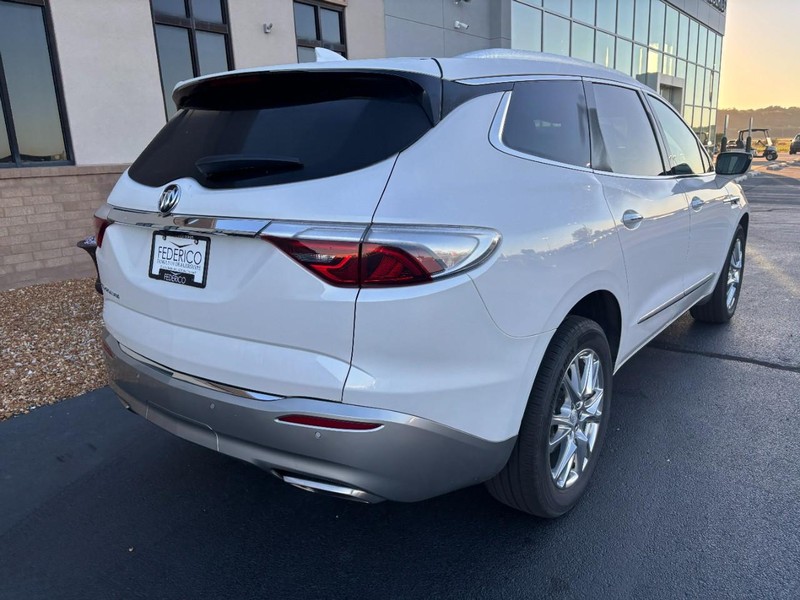 Buick Enclave Vehicle Full-screen Gallery Image 03