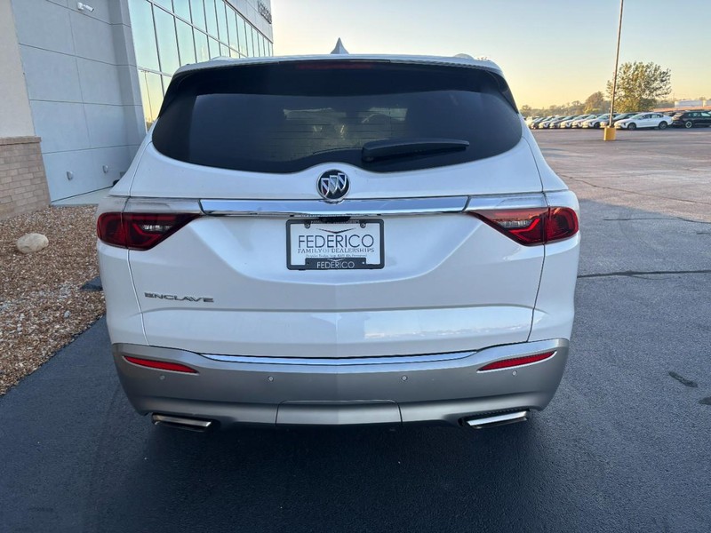 Buick Enclave Vehicle Full-screen Gallery Image 04