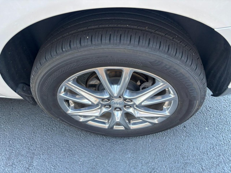 Buick Enclave Vehicle Full-screen Gallery Image 07