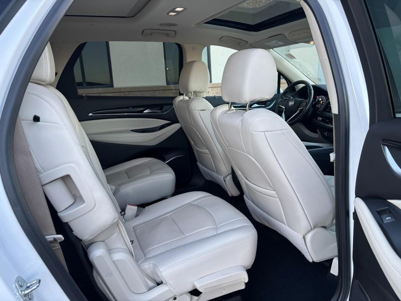 Buick Enclave Vehicle Full-screen Gallery Image 09