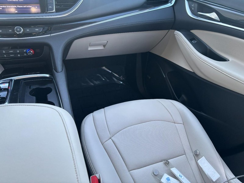 Buick Enclave Vehicle Full-screen Gallery Image 13