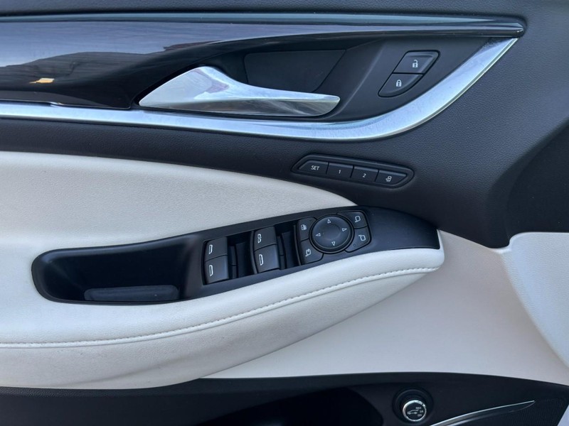 Buick Enclave Vehicle Full-screen Gallery Image 14
