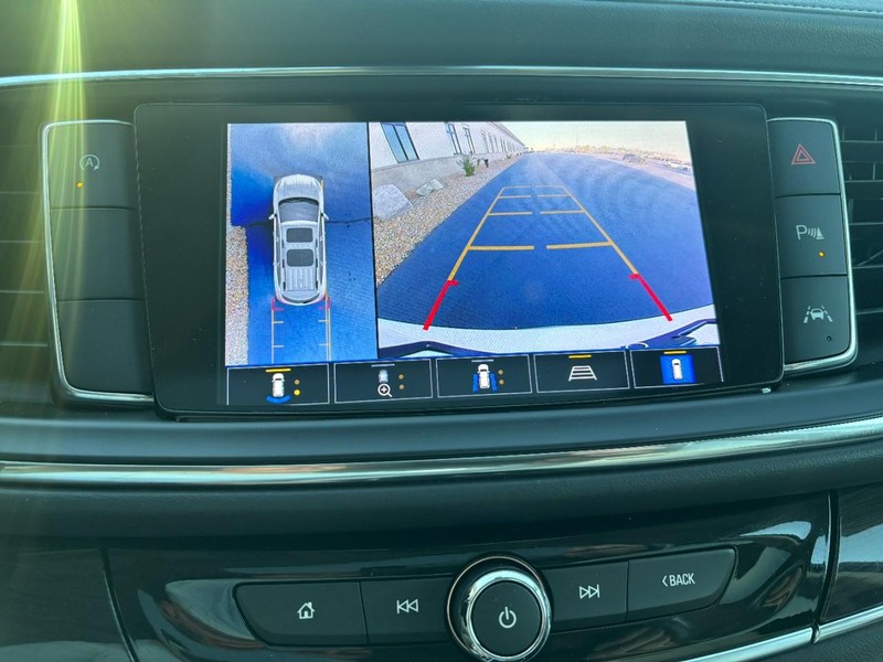 Buick Enclave Vehicle Full-screen Gallery Image 19