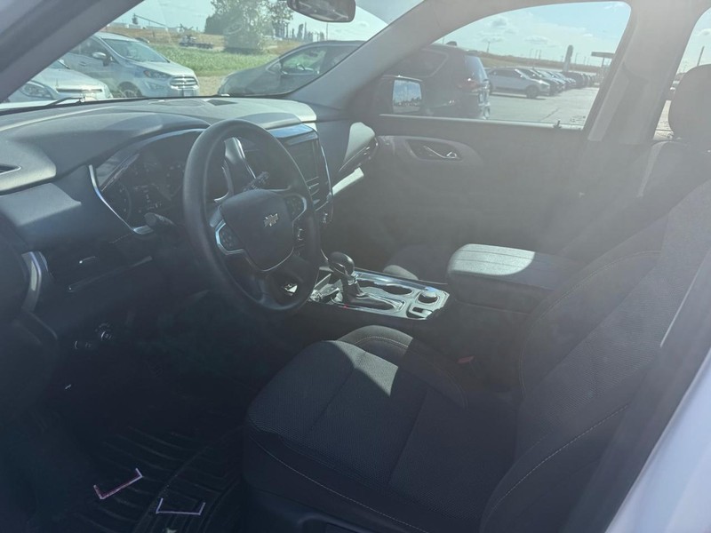 Chevrolet Traverse Vehicle Full-screen Gallery Image 02