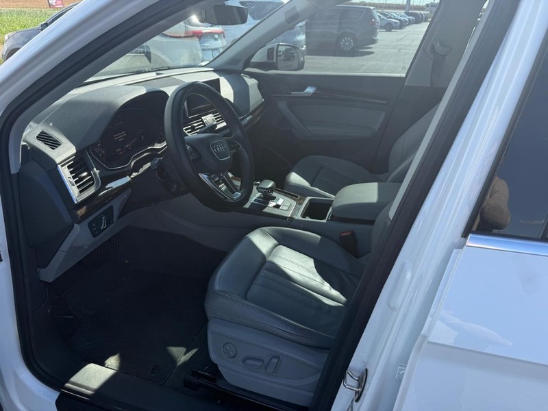 Audi Q5 Vehicle Full-screen Gallery Image 02
