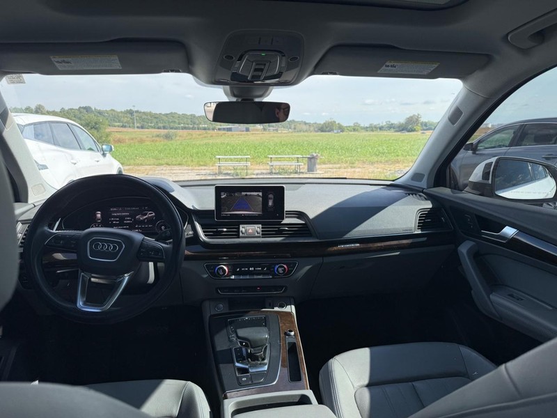 Audi Q5 Vehicle Full-screen Gallery Image 03