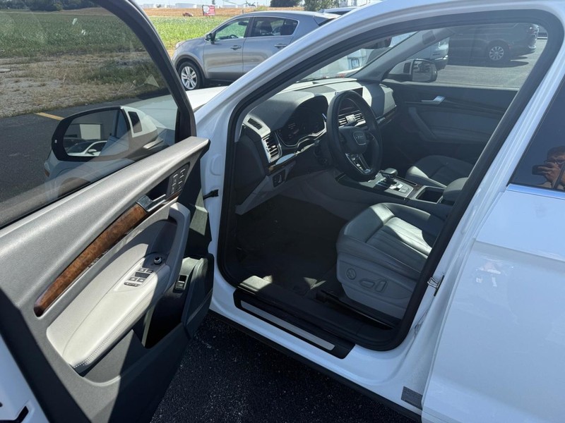 Audi Q5 Vehicle Full-screen Gallery Image 04