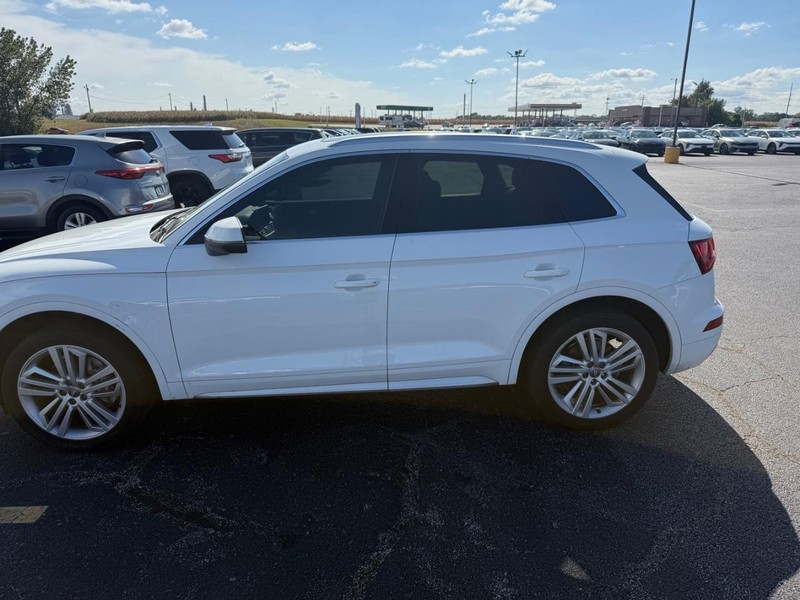 Audi Q5 Vehicle Full-screen Gallery Image 05