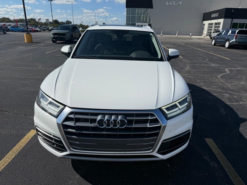 Audi Q5 Vehicle Full-screen Gallery Image 07