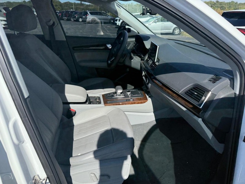 Audi Q5 Vehicle Full-screen Gallery Image 09