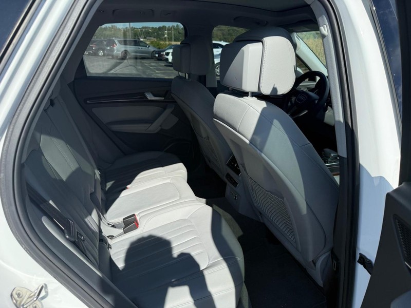 Audi Q5 Vehicle Full-screen Gallery Image 10