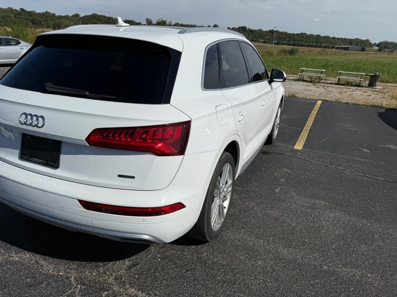 Audi Q5 Vehicle Full-screen Gallery Image 11