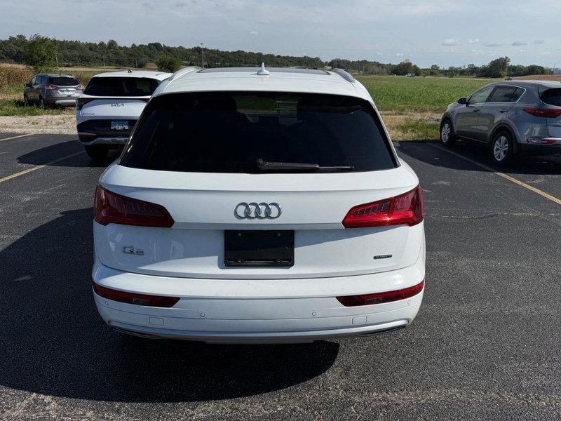 Audi Q5 Vehicle Full-screen Gallery Image 12