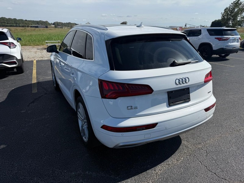 Audi Q5 Vehicle Full-screen Gallery Image 13