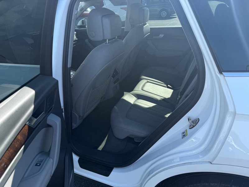 Audi Q5 Vehicle Full-screen Gallery Image 14
