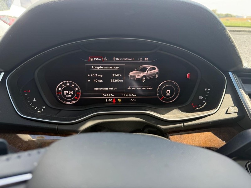 Audi Q5 Vehicle Full-screen Gallery Image 15