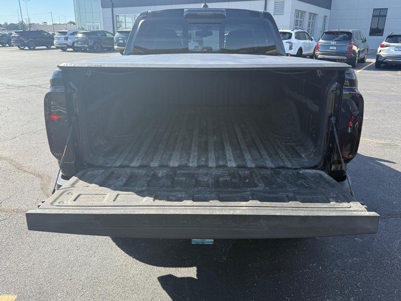 Chevrolet Colorado Vehicle Full-screen Gallery Image 12