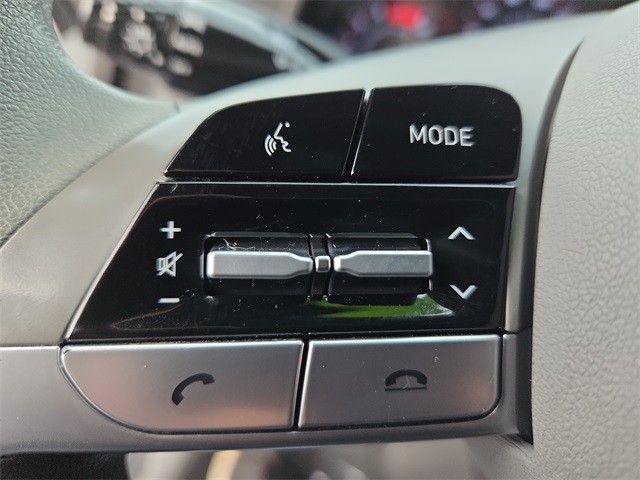 Hyundai Elantra Vehicle Full-screen Gallery Image 09