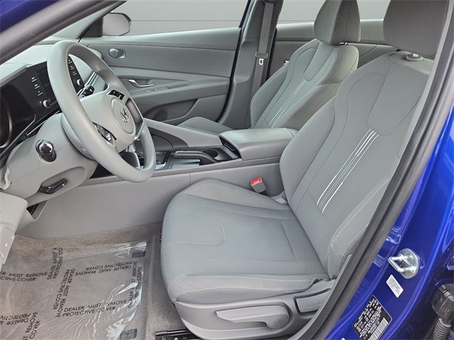 Hyundai Elantra Vehicle Full-screen Gallery Image 10