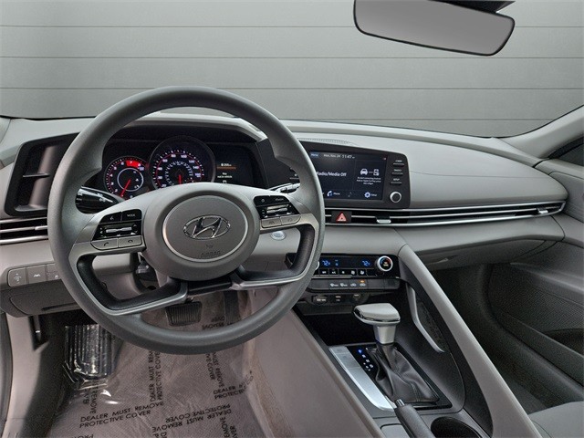 Hyundai Elantra Vehicle Full-screen Gallery Image 11
