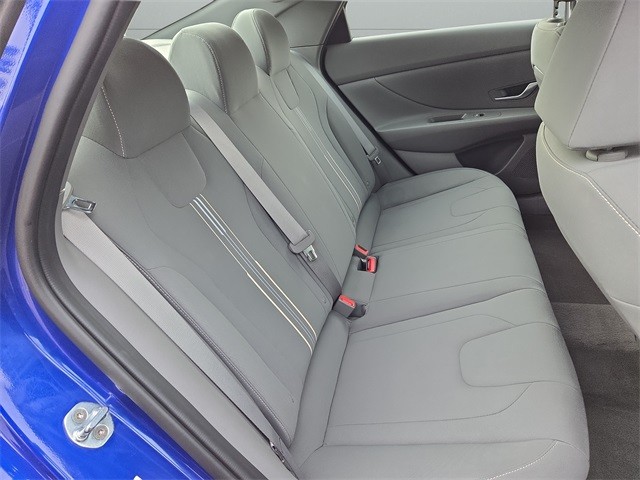 Hyundai Elantra Vehicle Full-screen Gallery Image 13