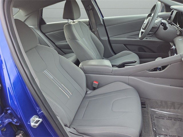Hyundai Elantra Vehicle Full-screen Gallery Image 14