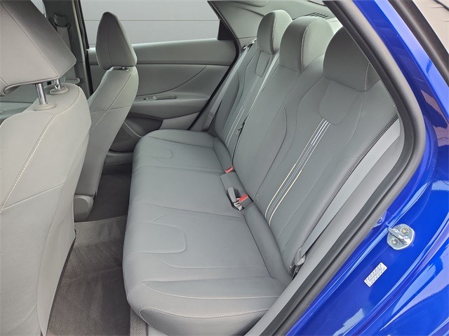 Hyundai Elantra Vehicle Full-screen Gallery Image 16