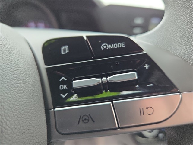 Hyundai Elantra Vehicle Full-screen Gallery Image 19