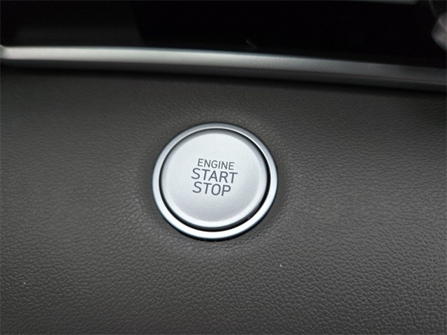 Hyundai Elantra Vehicle Full-screen Gallery Image 20