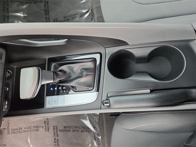 Hyundai Elantra Vehicle Full-screen Gallery Image 21