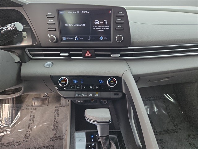 Hyundai Elantra Vehicle Full-screen Gallery Image 22