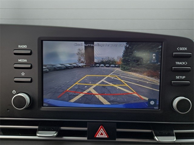 Hyundai Elantra Vehicle Full-screen Gallery Image 24