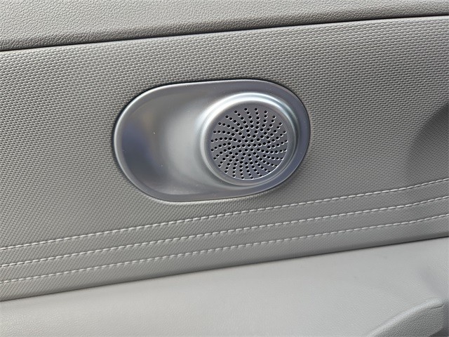 Hyundai Elantra Vehicle Full-screen Gallery Image 29