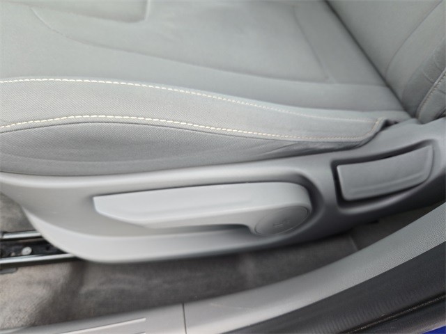 Hyundai Elantra Vehicle Full-screen Gallery Image 30