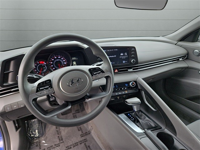 Hyundai Elantra Vehicle Full-screen Gallery Image 32