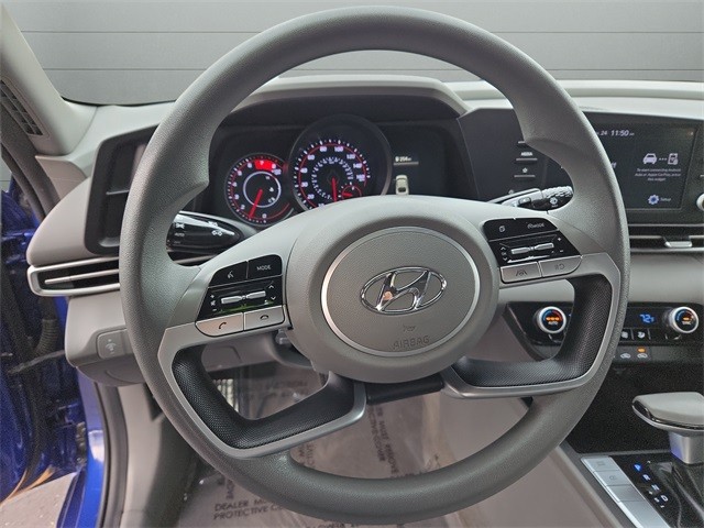 Hyundai Elantra Vehicle Full-screen Gallery Image 33