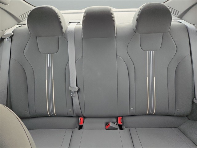 Hyundai Elantra Vehicle Full-screen Gallery Image 35