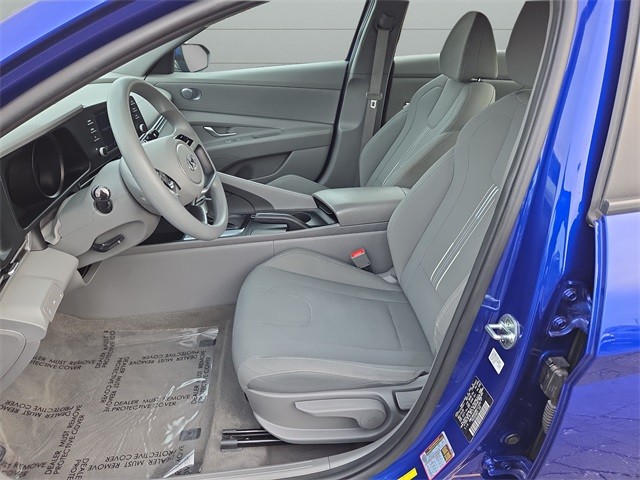 Hyundai Elantra Vehicle Full-screen Gallery Image 36