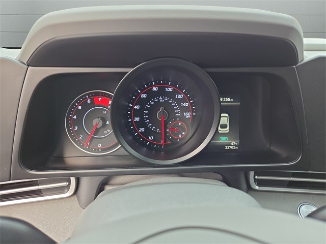 Hyundai Elantra Vehicle Full-screen Gallery Image 38