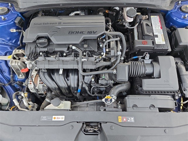 Hyundai Elantra Vehicle Full-screen Gallery Image 39